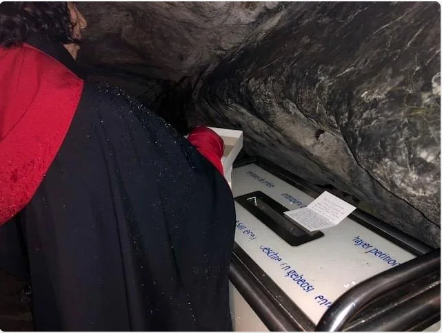 Petición colocada en la Gruta de Lourdes